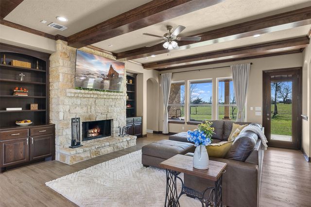 1813 Cemetery Road, Bellville, TX 77418