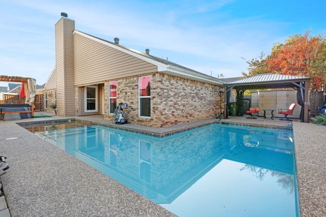 1417 Autumn Chase Square, Bedford, TX 76022