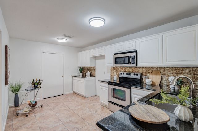 1417 Autumn Chase Square, Bedford, TX 76022