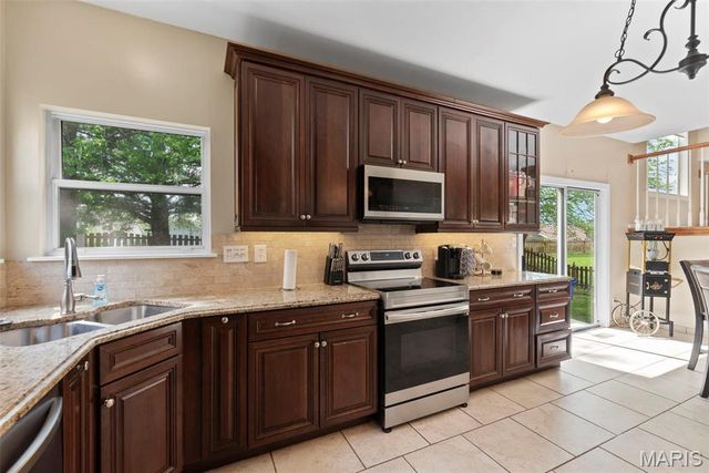 1325 Auburn Hills Drive, St Charles, MO 63304