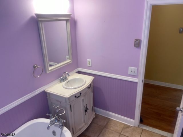 8 Diana Ct, Lebanon Twp., NJ 07830