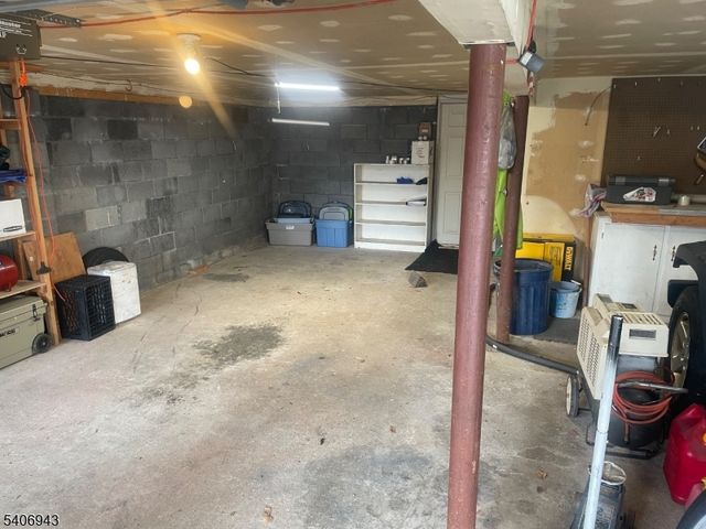 8 Diana Ct, Lebanon Twp., NJ 07830