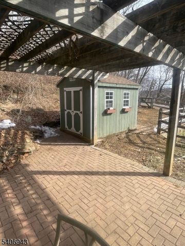 8 Diana Ct, Lebanon Twp., NJ 07830