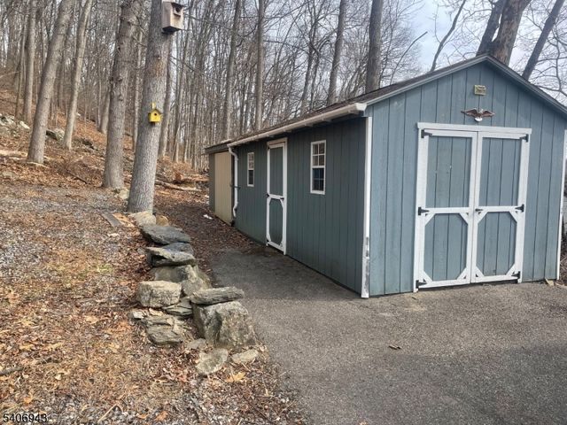 8 Diana Ct, Lebanon Twp., NJ 07830