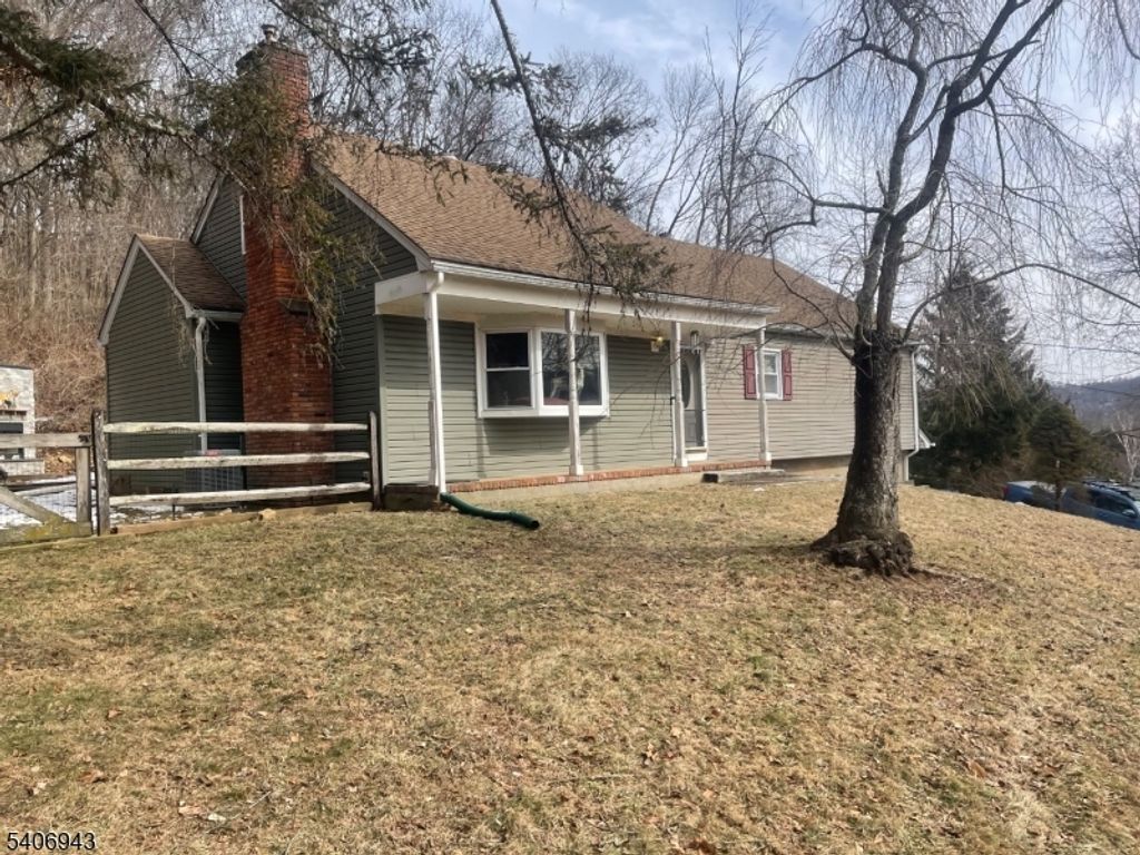 8 Diana Ct, Lebanon Twp., NJ 07830