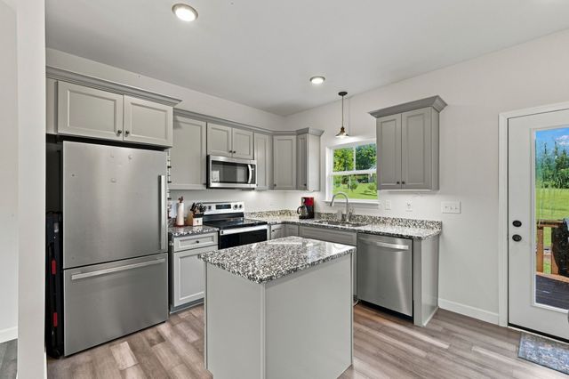865 Hafner Rd, Charlotte, TN 37036