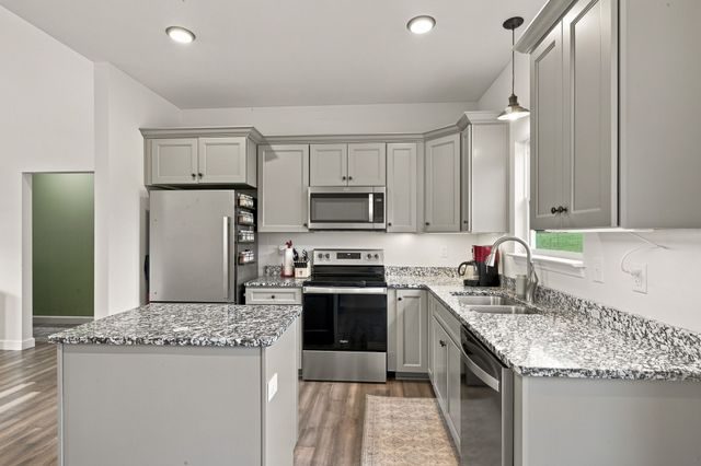 865 Hafner Rd, Charlotte, TN 37036