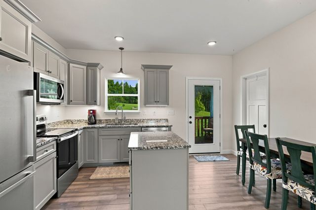 865 Hafner Rd, Charlotte, TN 37036