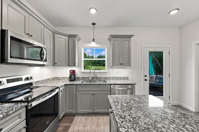 865 Hafner Rd, Charlotte, TN 37036