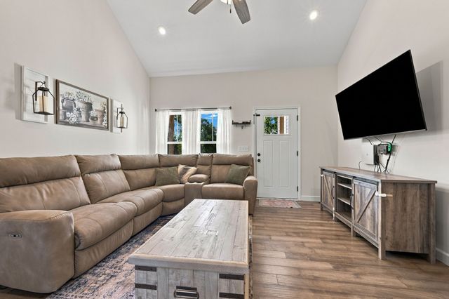 865 Hafner Rd, Charlotte, TN 37036