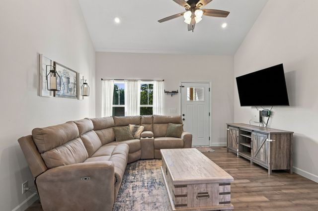 865 Hafner Rd, Charlotte, TN 37036