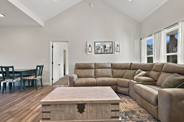 865 Hafner Rd, Charlotte, TN 37036