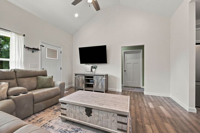 865 Hafner Rd, Charlotte, TN 37036