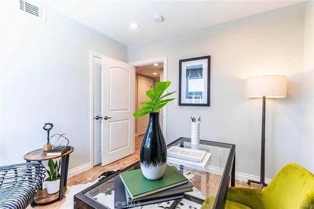 1737 S Longwood, Los Angeles, CA 90019