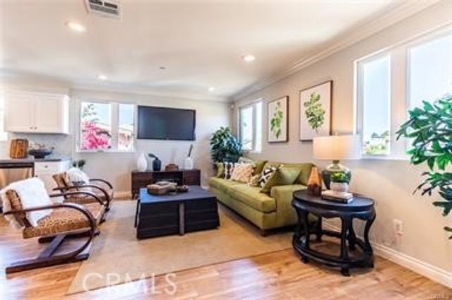 1737 S Longwood, Los Angeles, CA 90019