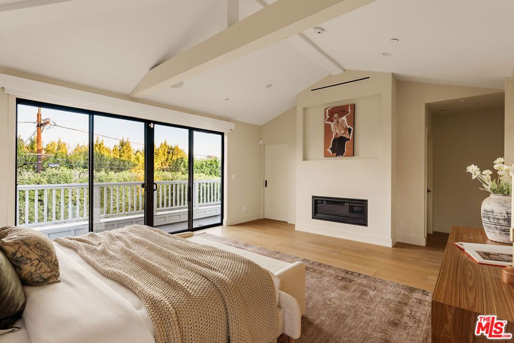 Image 14 of property listing at 4448 Camellia Avenue, Studio City, CA 91602