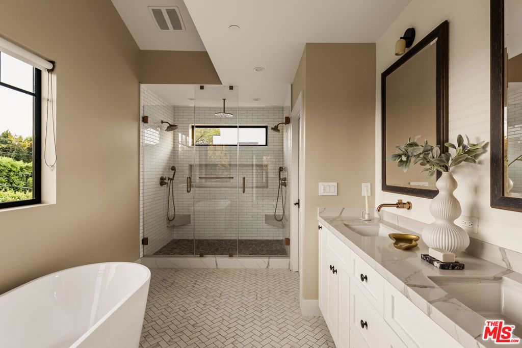 Image 15 of property listing at 4448 Camellia Avenue, Studio City, CA 91602