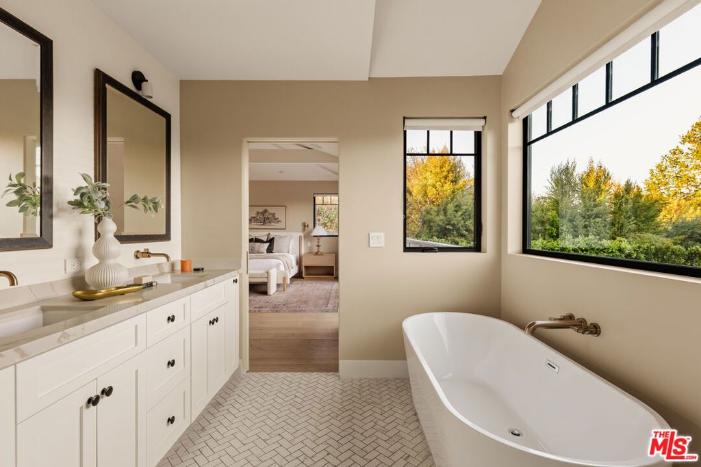 Image 16 of property listing at 4448 Camellia Avenue, Studio City, CA 91602