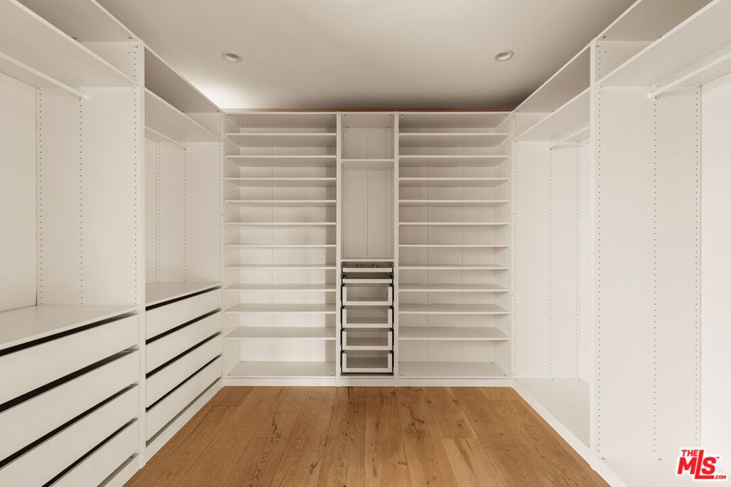 Image 17 of property listing at 4448 Camellia Avenue, Studio City, CA 91602