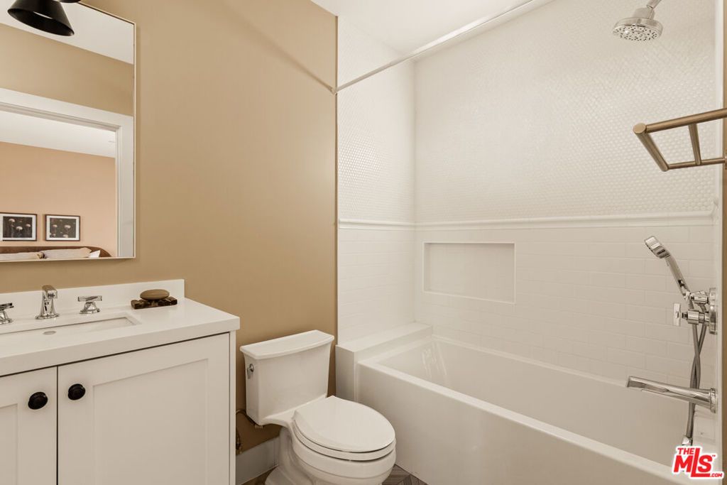 Image 21 of property listing at 4448 Camellia Avenue, Studio City, CA 91602