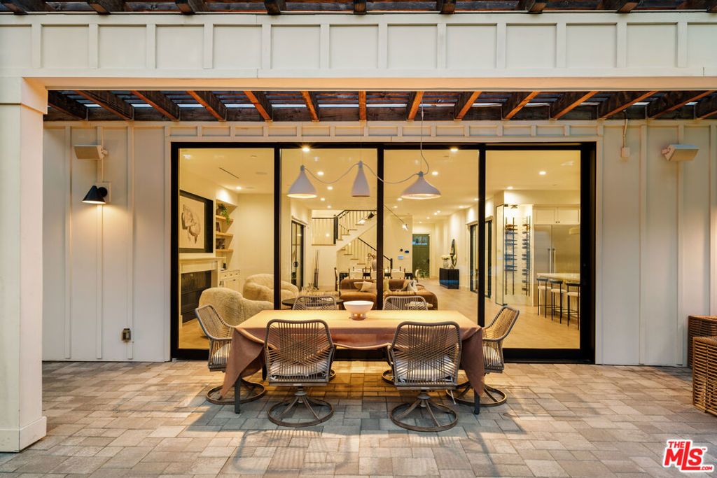 Image 23 of property listing at 4448 Camellia Avenue, Studio City, CA 91602