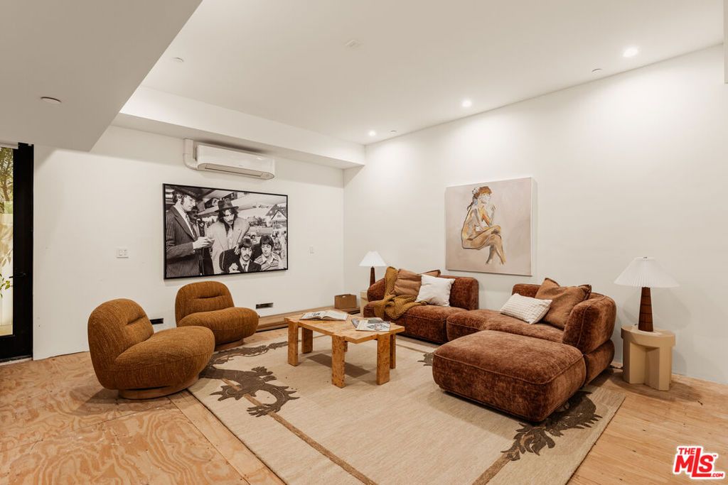 Image 26 of property listing at 4448 Camellia Avenue, Studio City, CA 91602