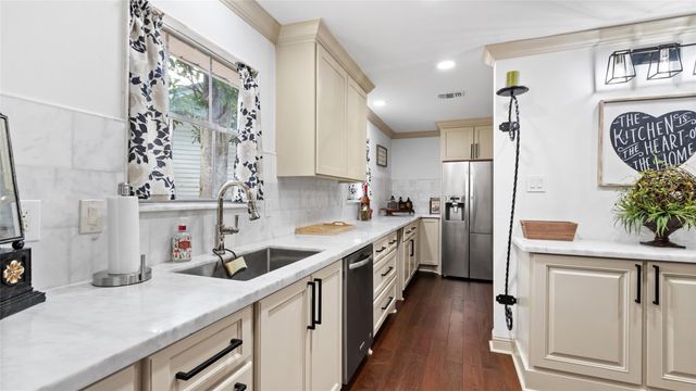 2701 Mount Vernon Drive, Dickinson, TX 77539