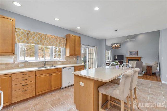 2 Nicole Drive, Franklin, NJ 08873