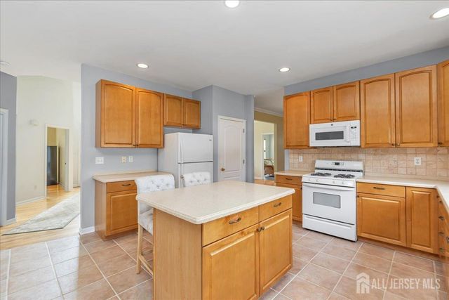 2 Nicole Drive, Franklin, NJ 08873