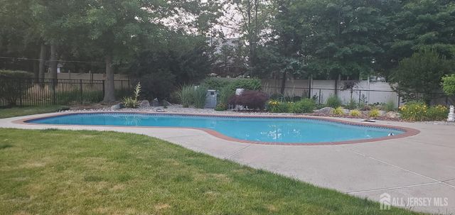 2 Nicole Drive, Franklin, NJ 08873