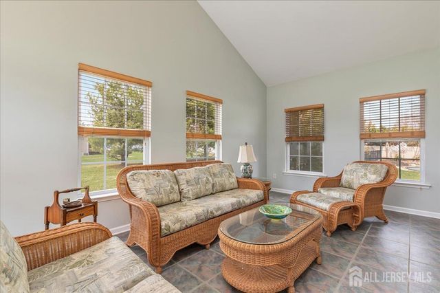 2 Nicole Drive, Franklin, NJ 08873