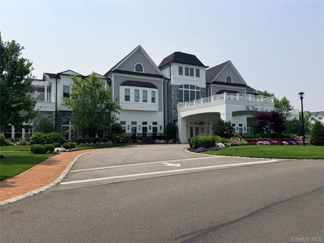 17205 Aspenwood Drive, Plainview, NY 11803