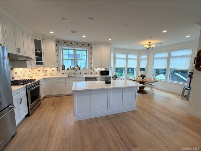 17205 Aspenwood Drive, Plainview, NY 11803