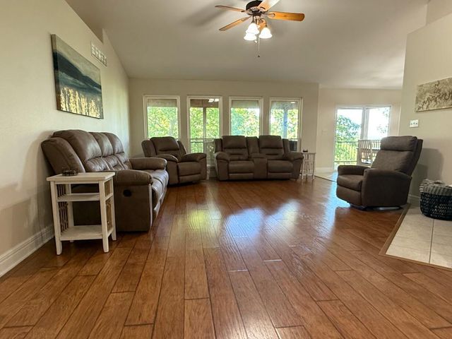 369 Crestview Drive, Ridgedale, MO 65739