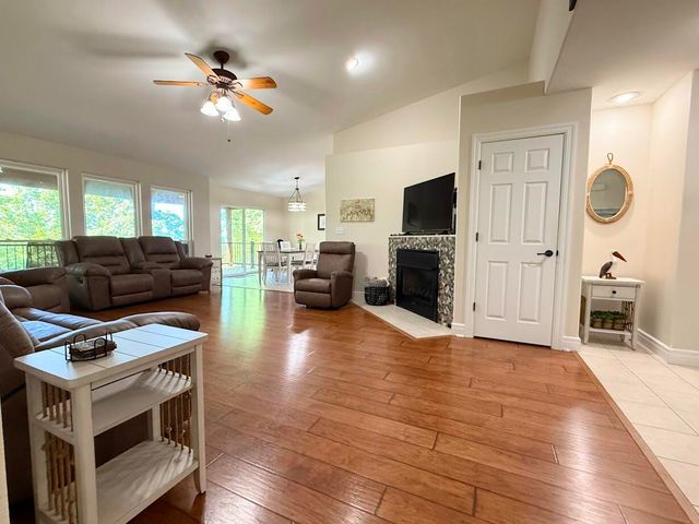 369 Crestview Drive, Ridgedale, MO 65739