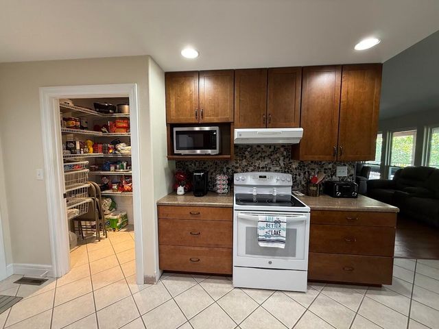 369 Crestview Drive, Ridgedale, MO 65739