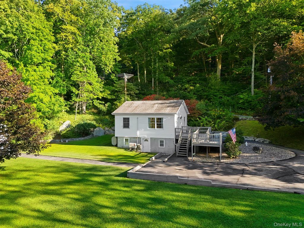 72 N Knapp Court, Hopewell Junction, NY 12533 — exterior