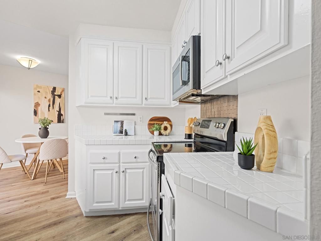 Image 6 of property listing at 3250 Via Marin 4, La Jolla, CA 92037