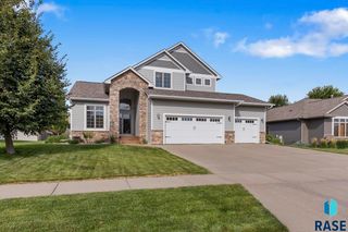8204 S Grass Creek Dr, Sioux Falls, SD 57108