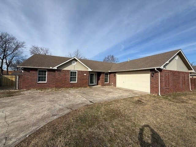 802 N 37th Street, Rogers, AR 72756