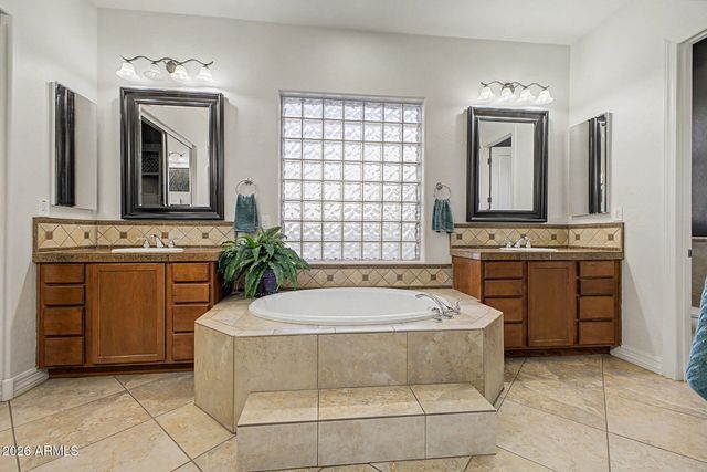 1242 E CANARY Drive, Gilbert, AZ 85297