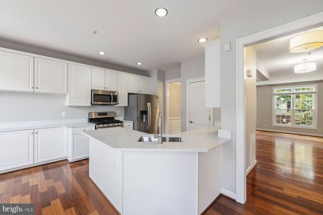 9534 LAGERSFIELD CIR, Vienna, VA 22181