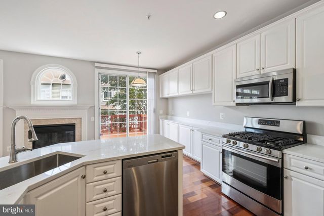 9534 LAGERSFIELD CIR, Vienna, VA 22181