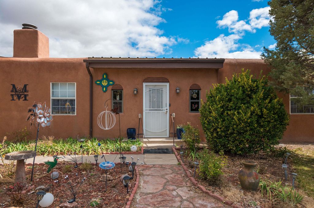 8 Vista De Las Cruces Road, Los Lunas, NM 87031