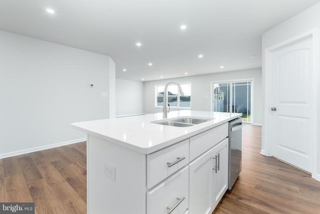 806 GREENWICH LN, Shippensburg, PA 17257