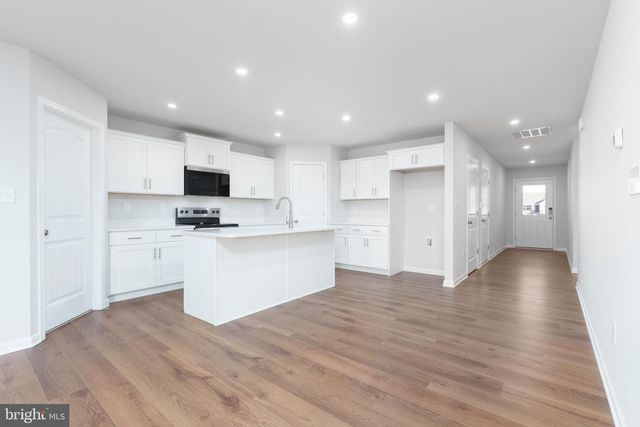 806 GREENWICH LN, Shippensburg, PA 17257