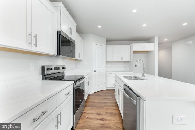 806 GREENWICH LN, Shippensburg, PA 17257