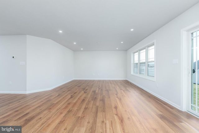 806 GREENWICH LN, Shippensburg, PA 17257