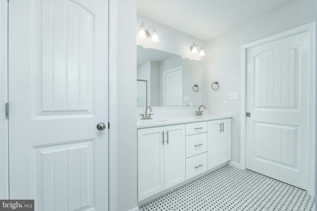 806 GREENWICH LN, Shippensburg, PA 17257