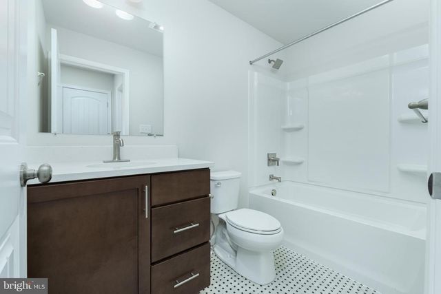 806 GREENWICH LN, Shippensburg, PA 17257